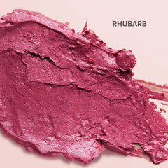 Burts Bees Lip Shimmer Rhubarb tono rojizo en labios