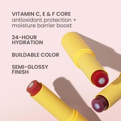 Ingredientes naturales y manteca de karité nutren labios secos.