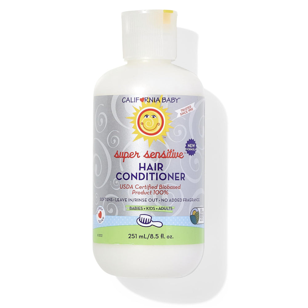 Acondicionador California Baby, botella lista para uso diario en cabello sensible.