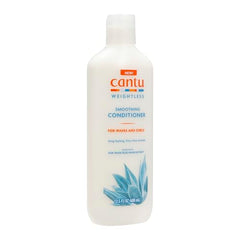 Cantu Acondicionador en aplicación en cabello mojado, facilita desenredar y definir rizos.