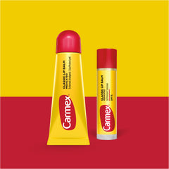 Bálsamo Carmex Classic en tubo, alivio para labios irritados.