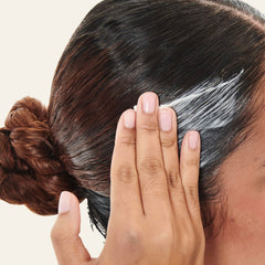 Aplicación en cabello seco con Goddess Strength Balm para fijar sin frizz