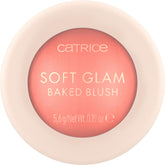 Catrice Soft Glam Baked Blush tono rosado para un brillo suave.