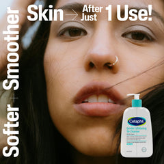 Cetaphil limpiador exfoliante suave, dispensador cerca del rostro, ideal para uso diario en piel sensible.