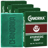 Chandrika Jabón Ayurvédico con aceites vegetales para limpieza suave.