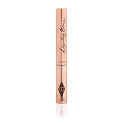 Aplicación paso dos del sistema Supermodelo de Charlotte Tilbury para cejas definidas
