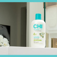 CHI CleanCare manos masajeando el champú sobre el cabello