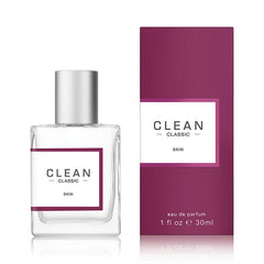 Top notes of honeydew and lotus hint at a fresh, inviting opening.