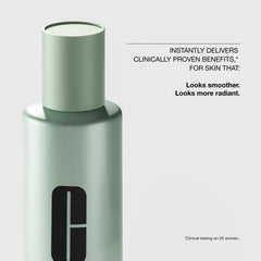 Aplicación con algodón de Clinique Clarifying Lotion 1.0 para eliminar impurezas.