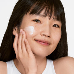 Clinique Moisture Surge Intense con aloe y cica para piel calmada.