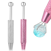Cobee agarra bola piercing rosa para cambios de joyería con precisión.