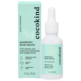 Cocokind Postbiotic Acne Serum visto en botella, ayuda a exfoliar y desobstruir poros.