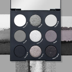 Aplicación suave con brocha plana para pigmento máximo ColourPop Blowin Smoke.
