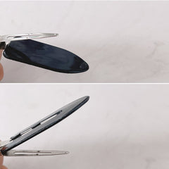 Conpru clips pelo uso maquillaje fijando cabello durante la rutina de belleza.