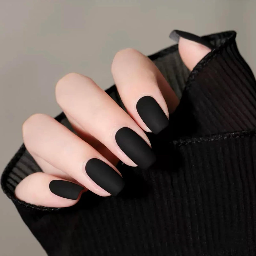 COSMOO esmalte negro mate en botella, acabado elegante y duradero.