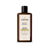 Cremo gel de ducha para hombre en botella frente al lavabo, limpieza suave