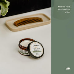 Cremo crema para peinar muestra textura natural en el cabello para un look relajado.