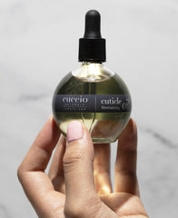 Aplicación suave de Cuccio Naturale para cutículas, nutre uñas.