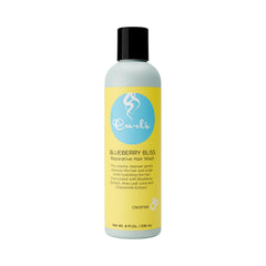 Curls Blueberry Bliss limpiador cremoso en botella, cuida el cuero cabelludo con suavidad.