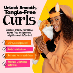 CurlyKids loción, aplicación cremosa en rizos, facilita peinado.