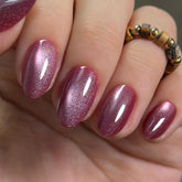 Uñas CurvLife corto almendra ojo de gato rosa para un look elegante.
