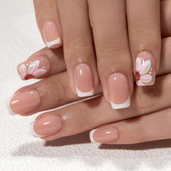 Uñas francesas con diseño floral CurvLife, acabado natural y brillo duradero.