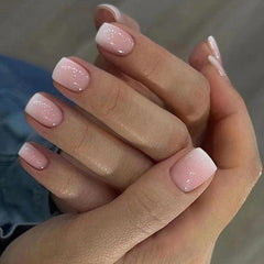 CurvLife uñas auto-pegables beige y blanco para uso diario con aspecto pulido.