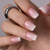 CurvLife uñas auto-pegables cortas cuadradas en beige con acabado natural y brillo.