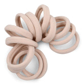 Cyndibands en cabello rubio con ligas suaves que evitan tirones y daño.