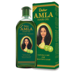 Cabello seco recibiendo Dabur Amla Hair Oil para hidratación