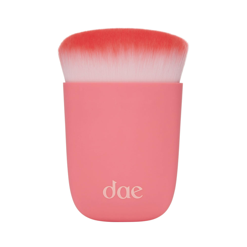 DAE Fairy Duster Kabuki brush close-up for smooth root blending and quick refresh.