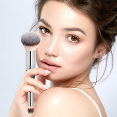 Daubigny large fluffy foundation head close-up for smooth, streak-free coverage.