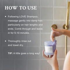 Davines LOVE Acondicionador en manos durante la aplicación para cabello suave.
