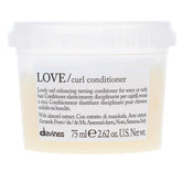 Davines Love Curl Conditioner: botella enfocada para definición suave de rizos y brillo natural.