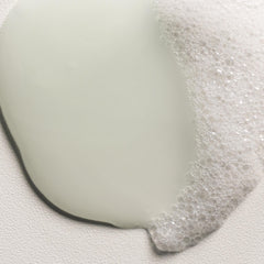 Davines MOMO Champú: textura gel ligero para limpieza suave de cabello seco.