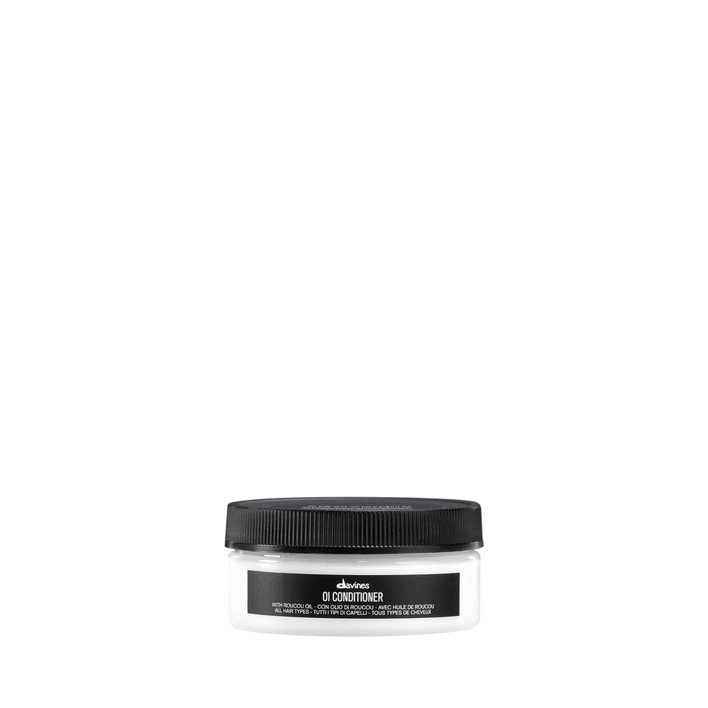 Davines OI Condicionador, botella elegante para suavizar y desenredar el cabello.