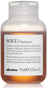 Davines SOLU: botella clara para una limpieza profunda sin residuo.