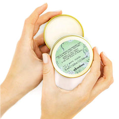 Davines This Is A Medium Hold Finishing Gum on hands demonstrates lightweight remoldable texture