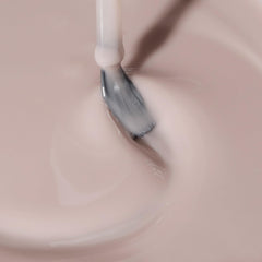 Manos con uñas con Dazzle Dry Chiffon Moment, acabado cremoso y natural.