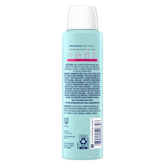 Degree para mujer desodorante corporal rosas-loto spray en mano, aplicación suave.