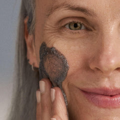 Este exfoliante en polvo combate contaminación ambiental en la piel.