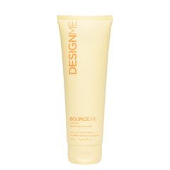 Design.Me BOUNCE.ME bottle pour highlighting easy application for hydrated curls.