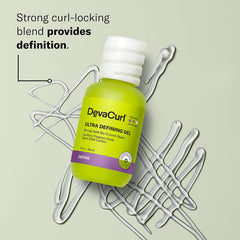 DevaCurl Gel Definición Ultra: mano aplicando definición sin crujido