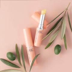 Aplicación suave del bálsamo labial DHC Pack 2.