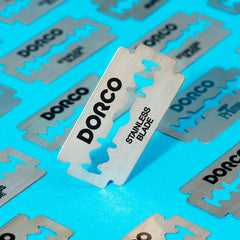 Dorco ST301 Platinum Extra blades loading in a razor, easy to use daily.