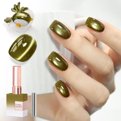 Esmalte gel ojo de gato Double Rhythm para un efecto magnético en uñas.