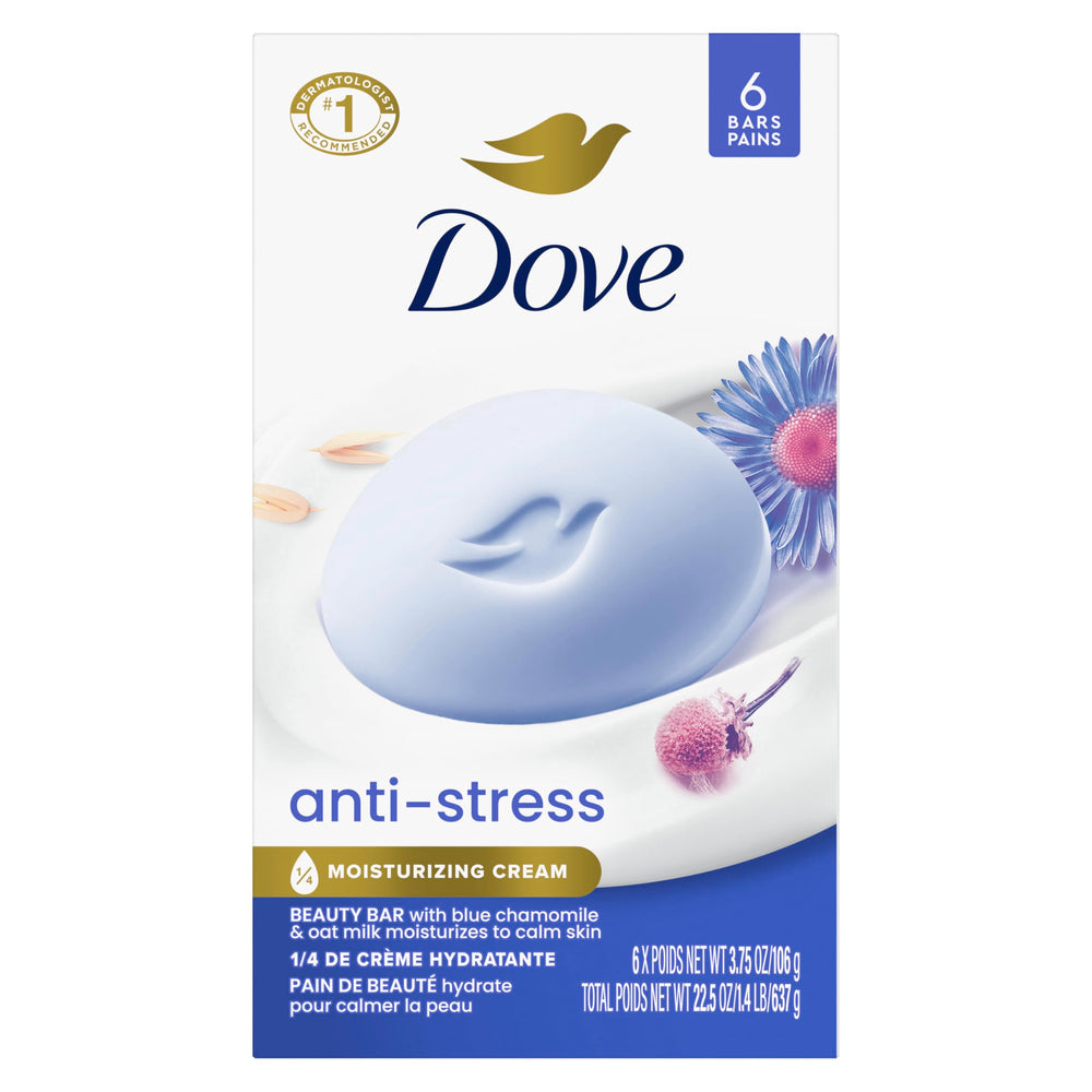Dove barra antiestres en la mano para limpieza suave.
