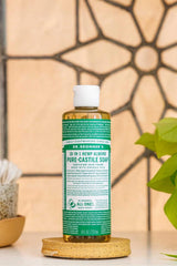 Espuma cremosa del jabón Dr. Bronner's almendra para baño relajante.