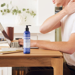 Dr. Bronner's textura emoliente facilita la aplicación diaria y deja piel suave.
