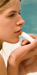 Dr. Hauschka Bálsamo en Barra para Labios, aplicación suave para uso diario.
